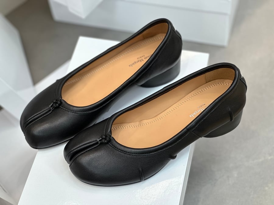 أحذية الباليه المسطحة ذات الكعب المتوسط ​​والمطوية من Maison Margiela بلون اسود