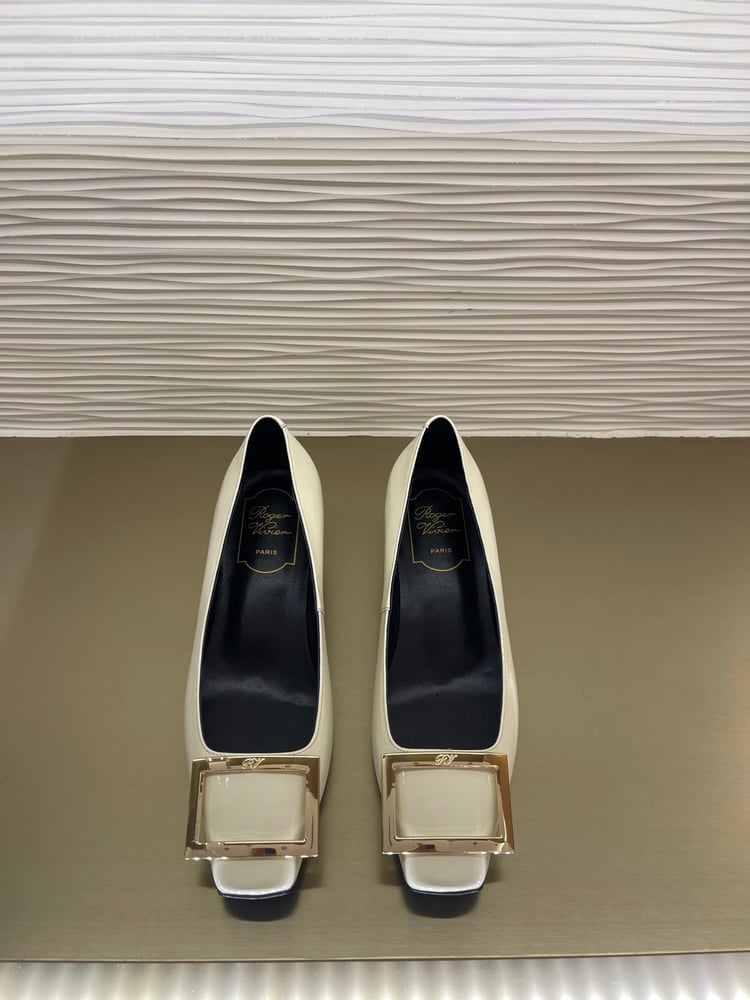 أحذيةً كلاسيكية مرصعة بألماس سواروفسكي من Roger Vivier