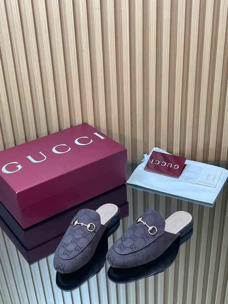 حذاء غوتشي النسائي ذو تصميم لجام الحصان، مصنوع من قماش GG Supreme باللون الأزرق