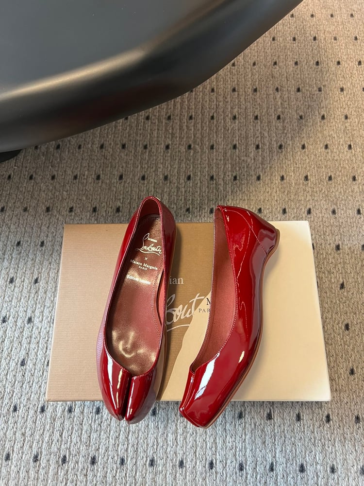 حذاء مسطح بفتحة أمامية من CL x Maison Margiela بلون احمر