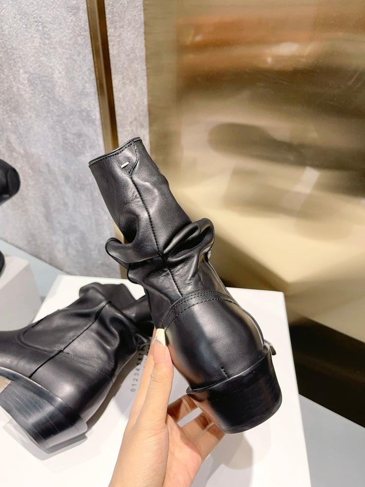 أحذية Martin Margiela ذات وبر مع تجاعيد طبيعية