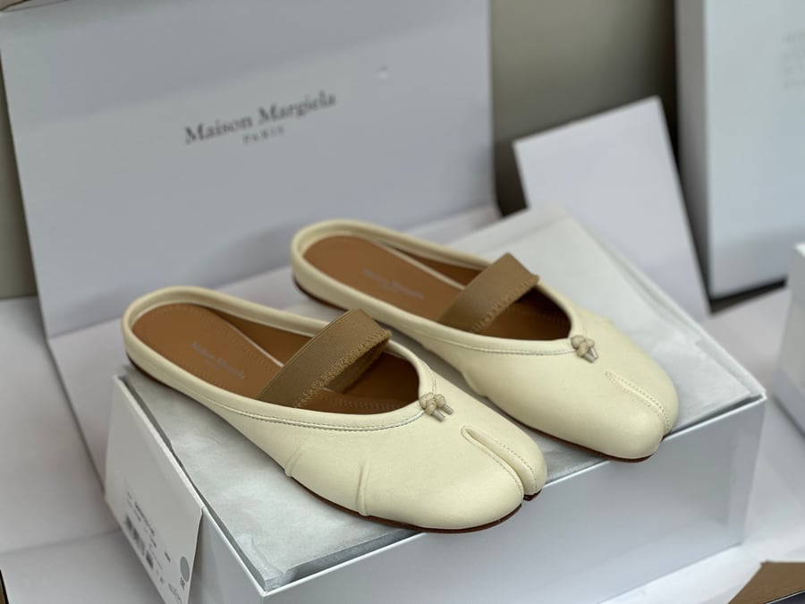 أحذية الباليه المسطحة ذات الكعب المتوسط ​​والمطوية من Maison Margiela بلون ابيض