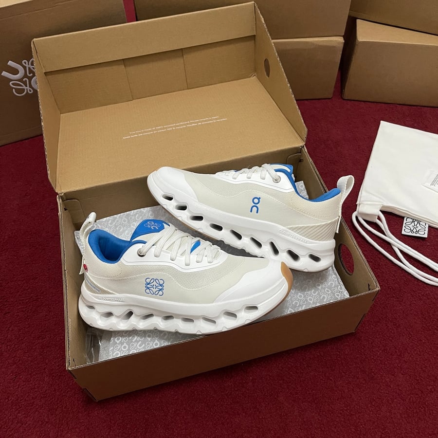 حذاء رياضي Loewe x On Cloudtilt 2.0 باللونين الأبيض والأزرق