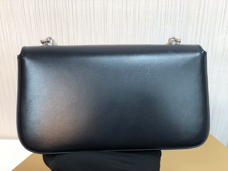 حقيبة صغيرة لامعة من CELINE بلون اسود