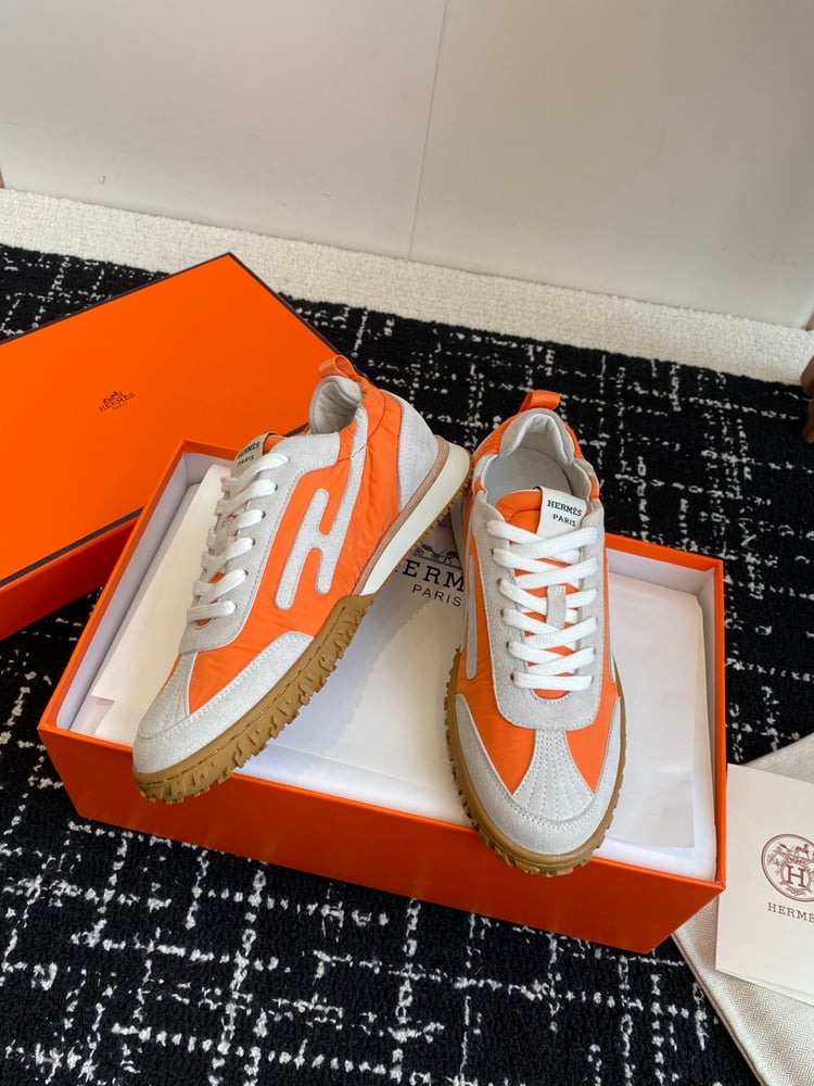 أحذية Jet Series الرياضية المصنوعة من جلد الغزال من Hermes بلون ابيض\برتقالي
