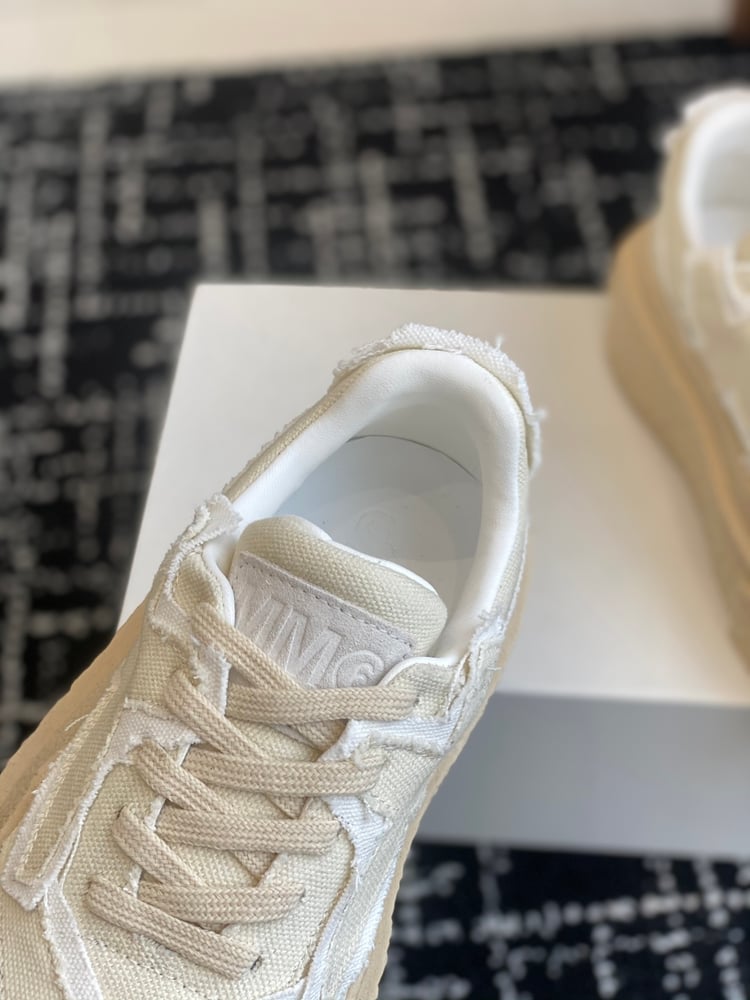 حذاء رياضي مسطح من Maison Margiela باللون الأبيض