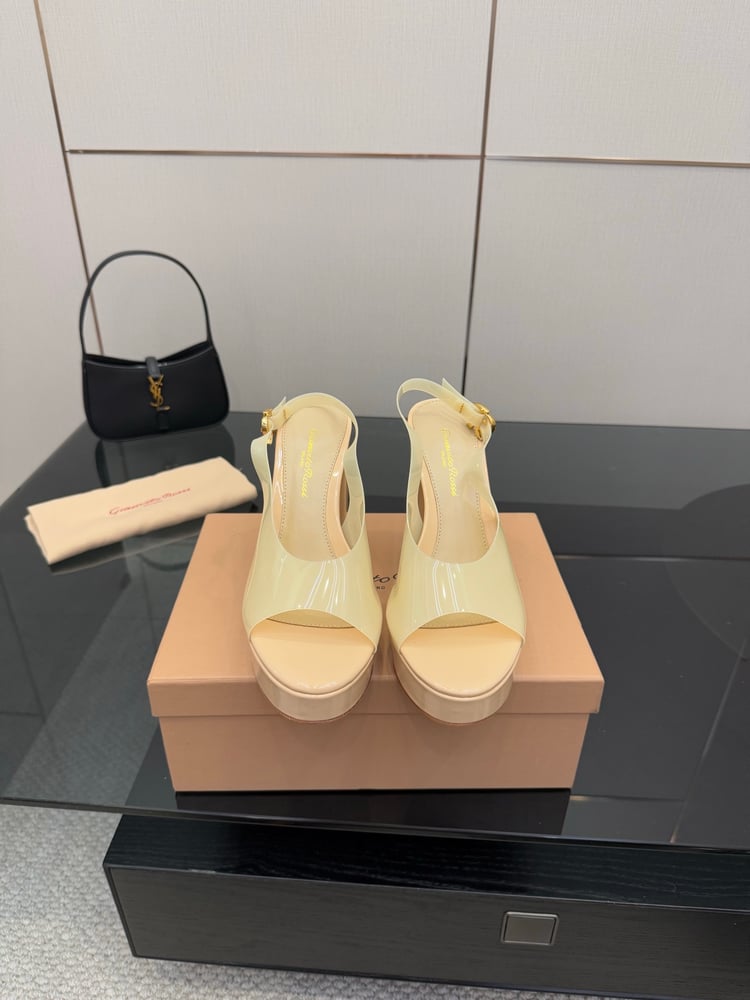 صنادل جديدة من Gianvito Rossi