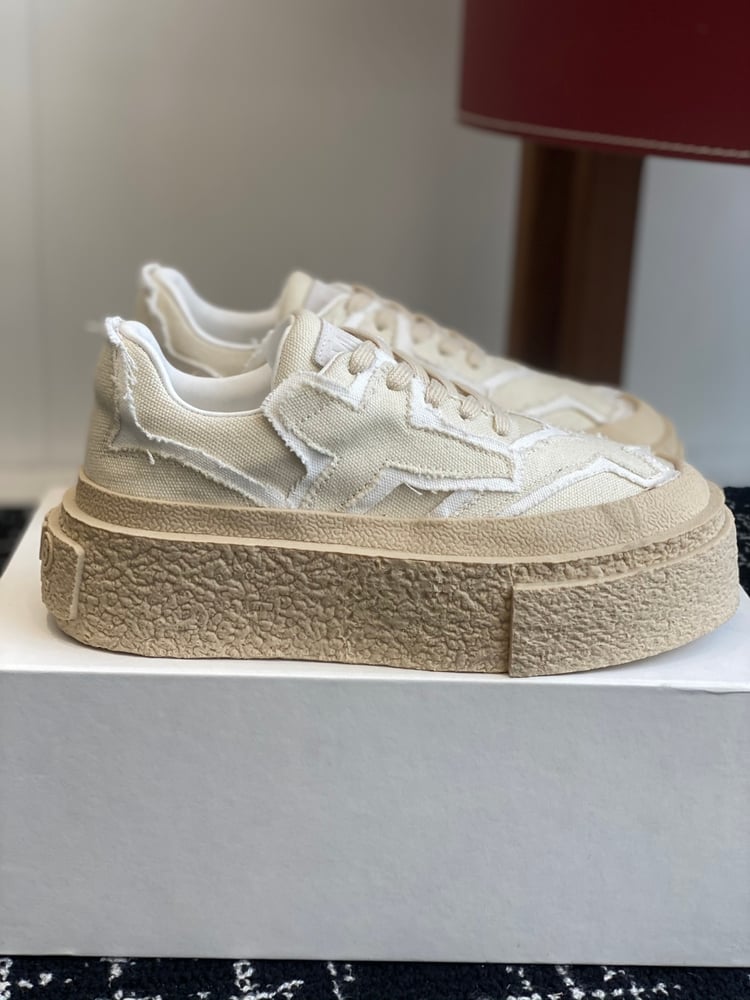 حذاء رياضي مسطح من Maison Margiela باللون الأبيض