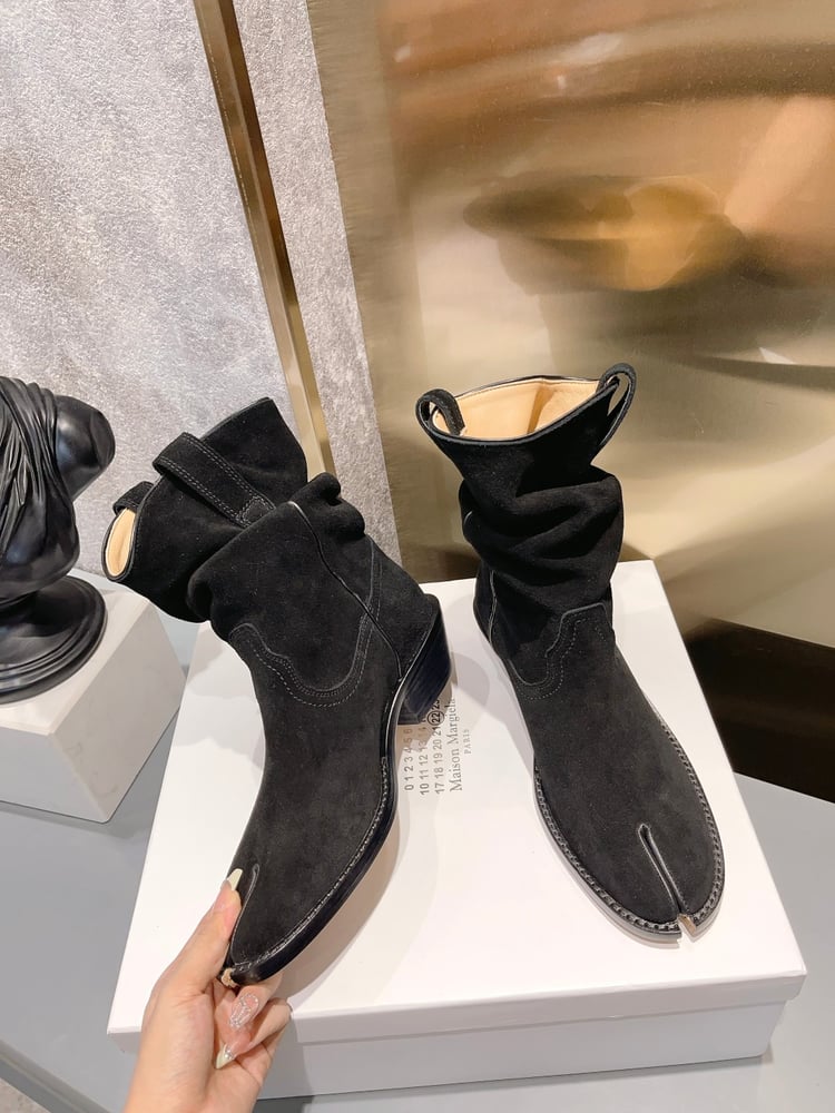 أحذية Martin Margiela ذات وبر مع تجاعيد طبيعية