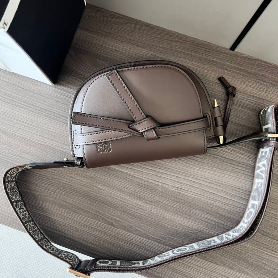 حقيبة mini Gate Dual من جلد البقر الطبيعي المرن بلون شوكولاتة