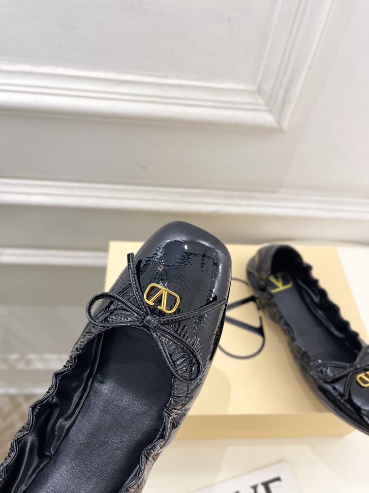 حذاء باليه مسطح من Valentino VT Bow باللون الأسود