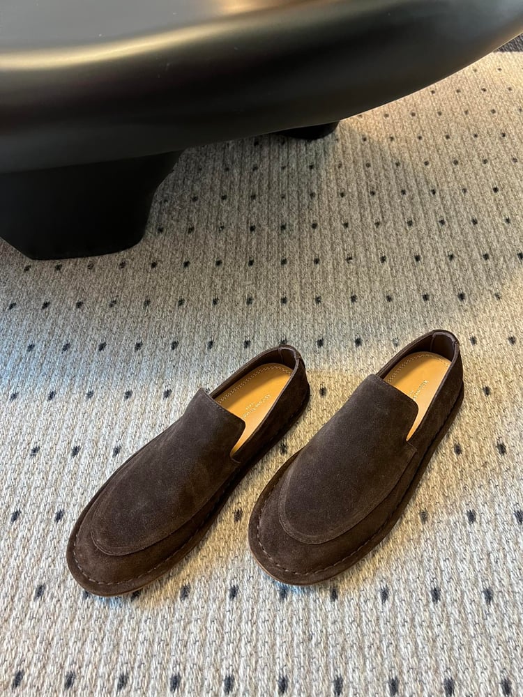 حذاء لوفرز من جلد الغزال من Maison Margiela باللون البني الداكن