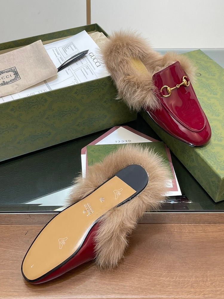 حذاء لوفر Gucci Classic Princetown المبطن بالفرو باللون الأحمر