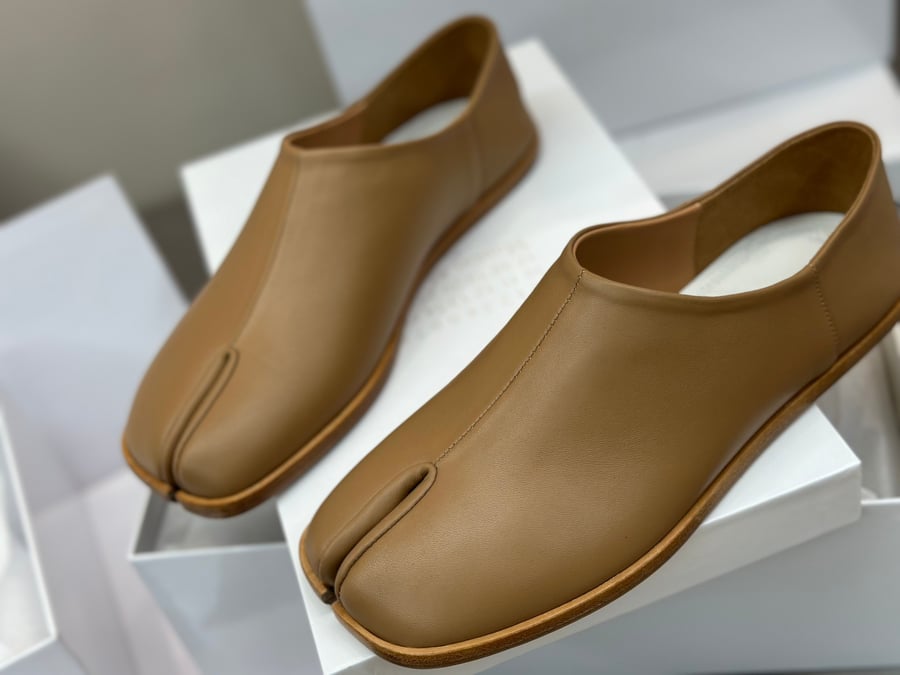 أحذية Maison Margiela MM6 ذات المقدمة المنفصلة بلون بني