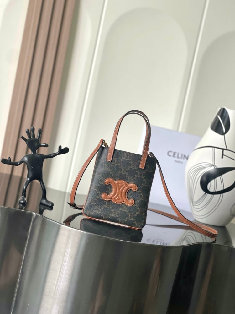 حقيبة الهاتف المحمول الجديدة من CELINE MICRO CABAS