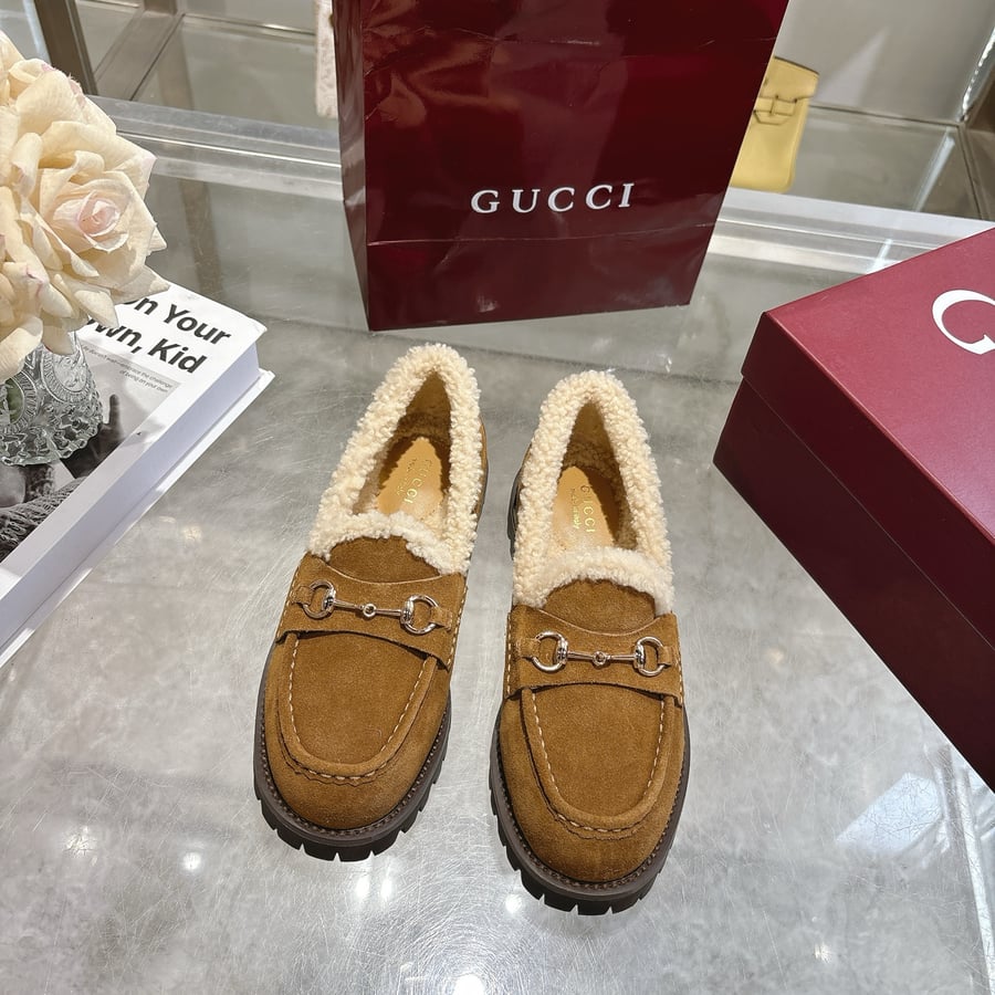 حذاء غوتشي سيلك من جلد الغزال البني مزين بفرو الشيرلينغ