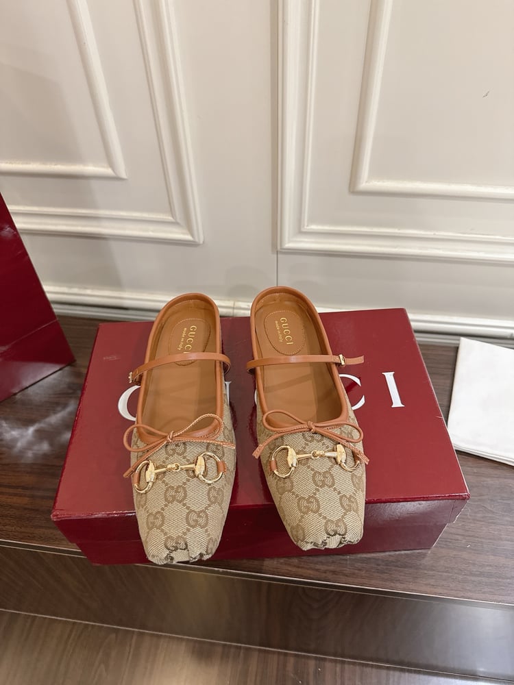 حذاء ميول نسائي من سلسلة Gucci Horsebit بلون بني