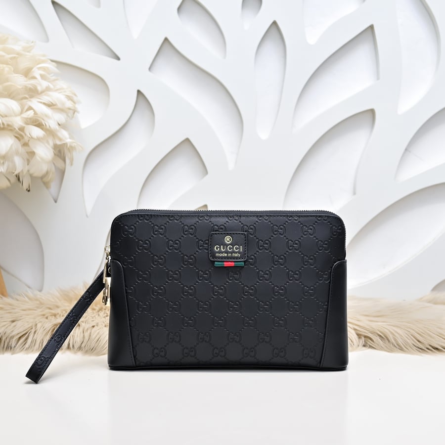 حقيبة كلتش Pouch غوتشي جلدية منقوشة بشعار GG باللون الأسود