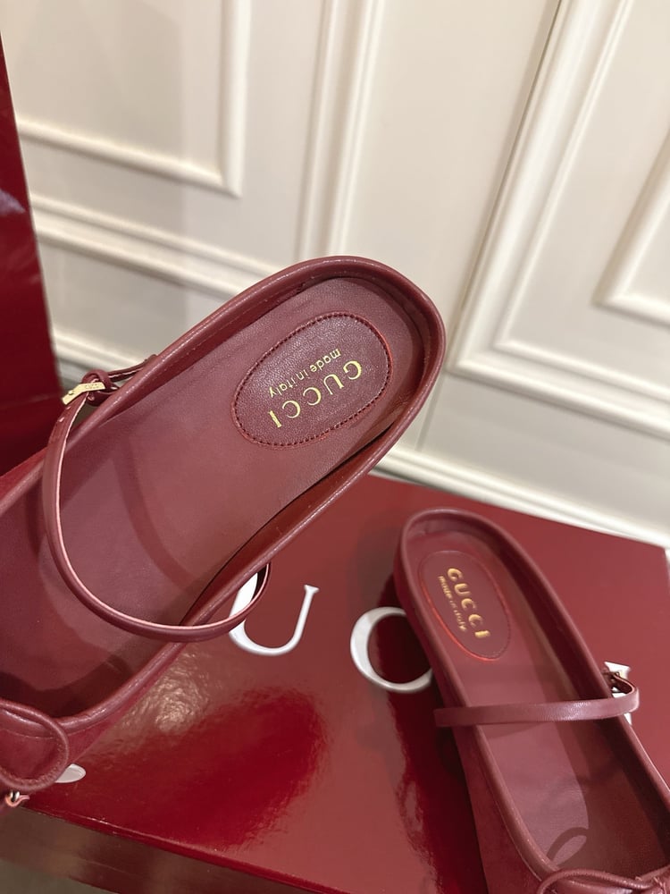 حذاء ميول نسائي من سلسلة Gucci Horsebit بلون احمر