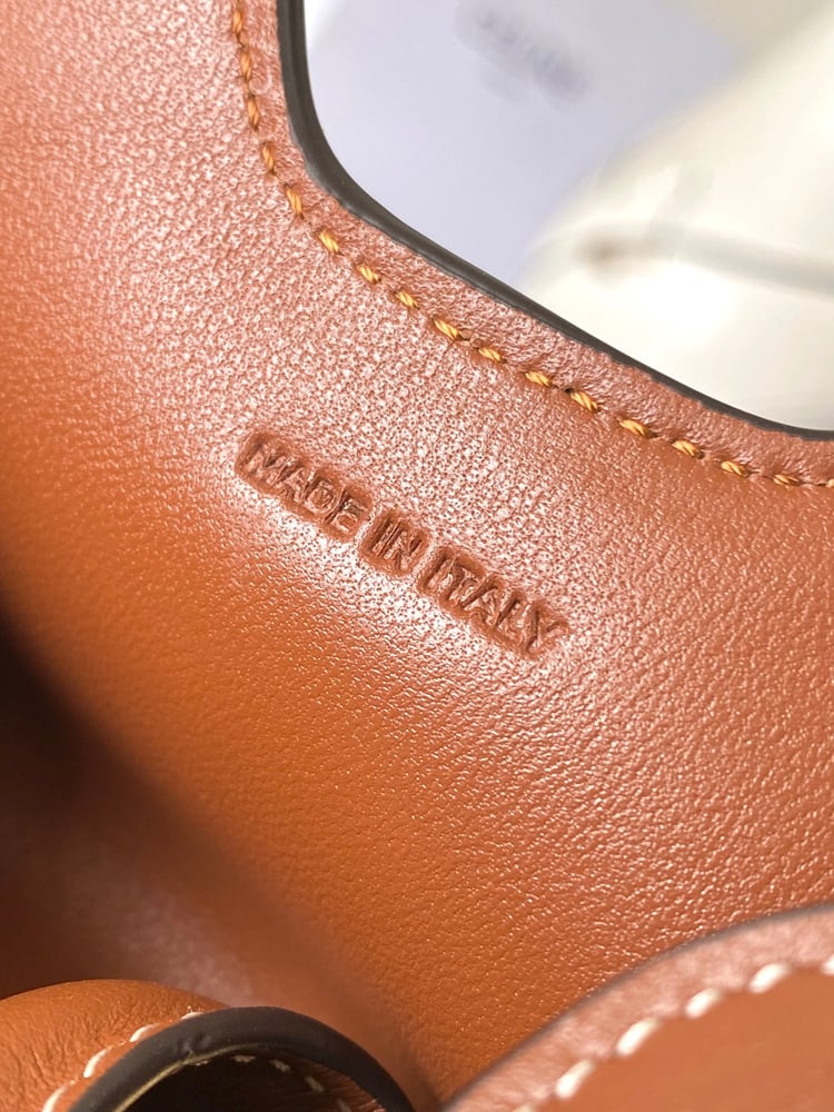 CELINE حقيبة كاميل الجديدة بلون بني