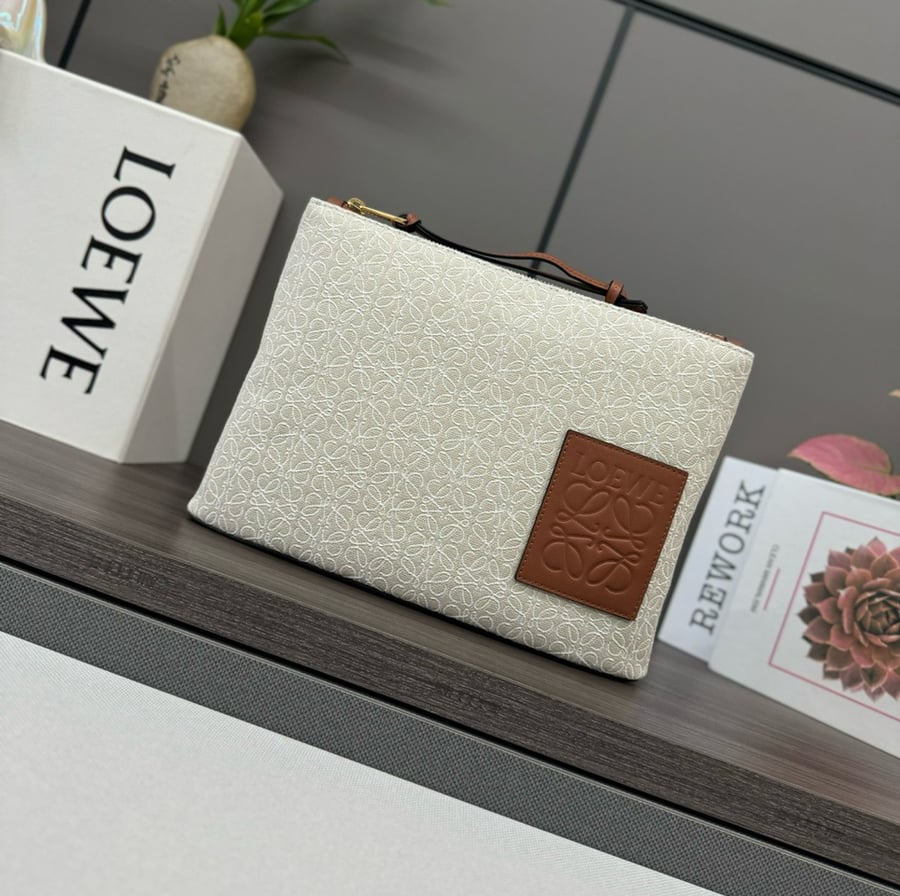 حقيبة Loewe Anagram Jacquard Oblong Pouch باللون الأبيض والبني