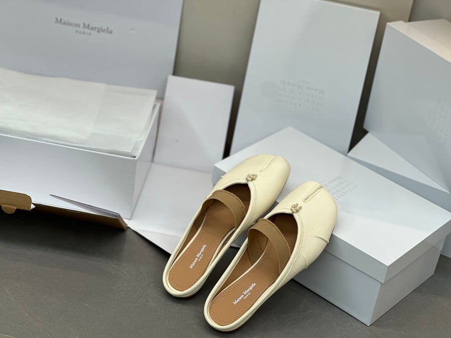 أحذية الباليه المسطحة ذات الكعب المتوسط ​​والمطوية من Maison Margiela بلون ابيض