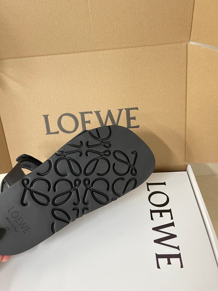 صنادل جديدة بكعب عالي Loewe