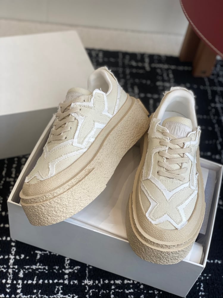 حذاء رياضي مسطح من Maison Margiela باللون الأبيض