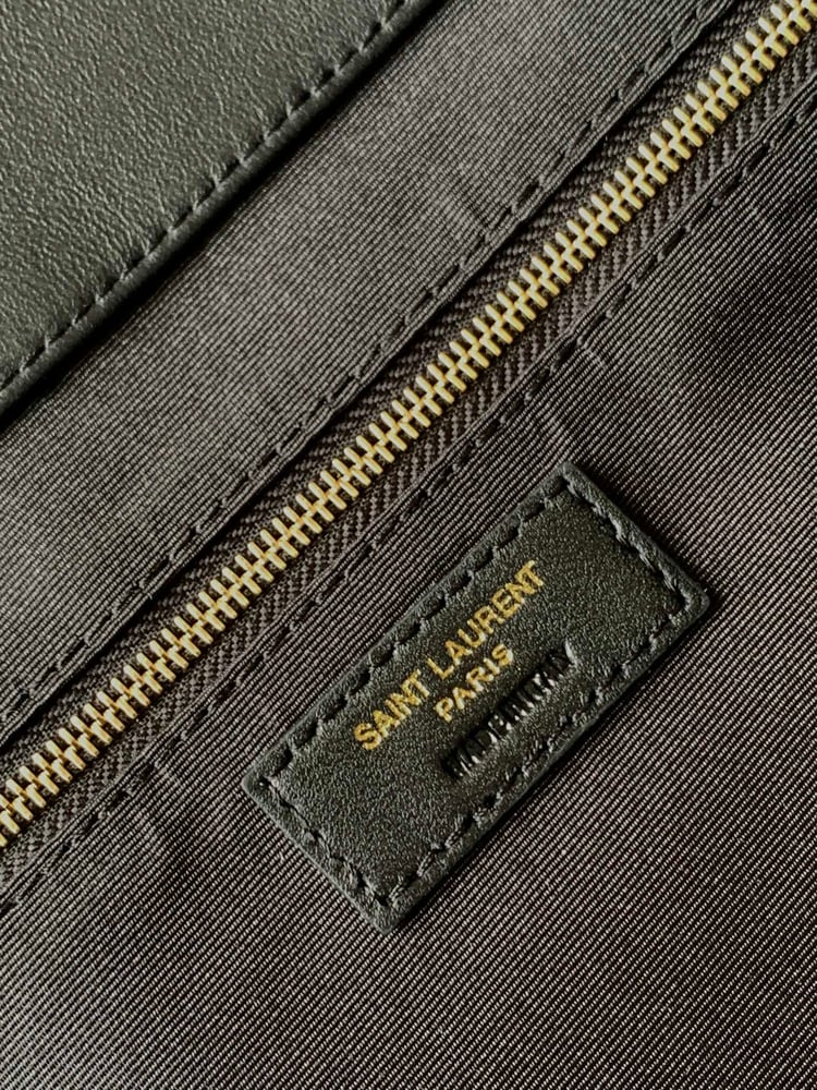 حقيبة تسوق مبطنة من جلد الغنم من Saint Laurent ICARE باللون الأسود