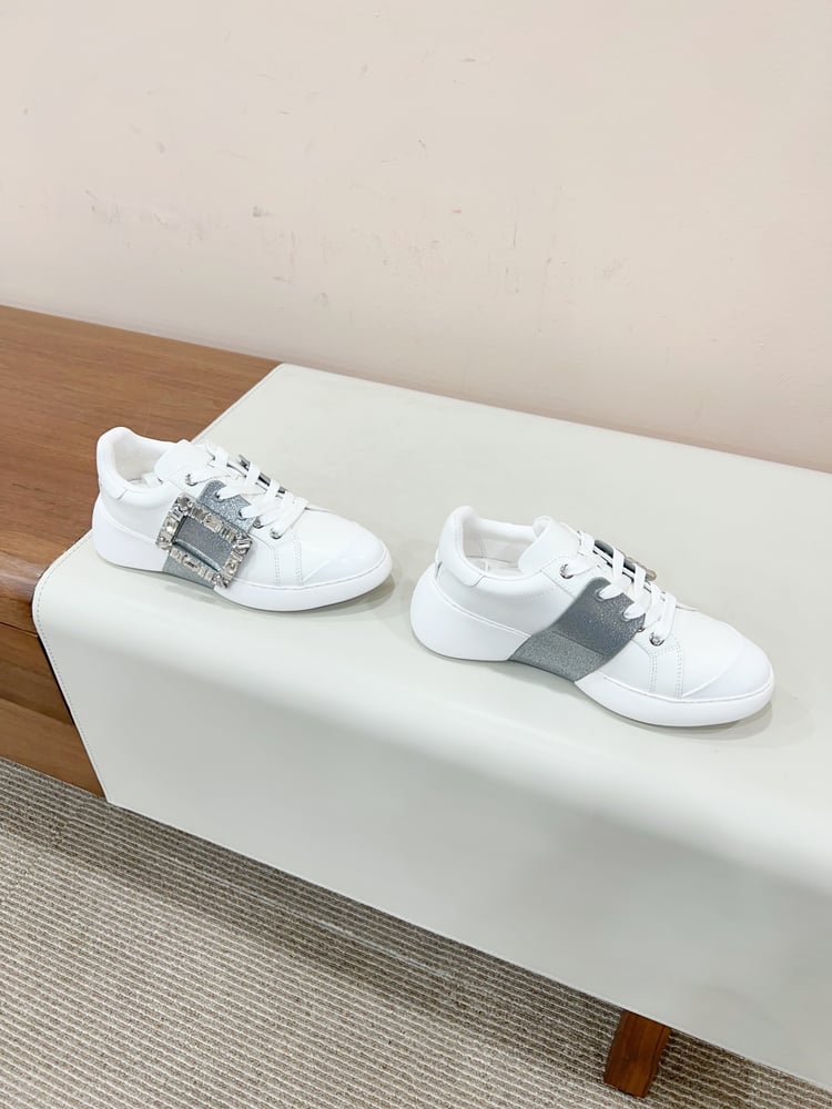 حذاء رياضي أبيض جديد بمشبك ماسي لربيع صيف من Roger Vivier