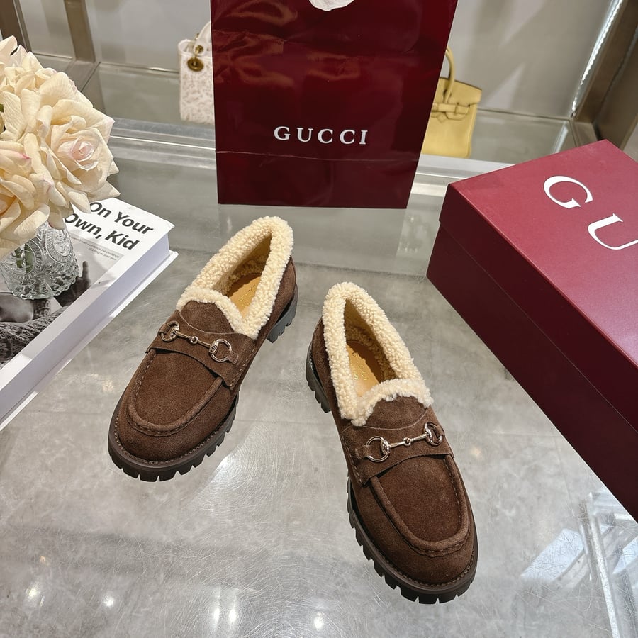حذاء غوتشي سيلك من جلد الغزال مزين بفرو الشيرلينغ باللون البني الداكن