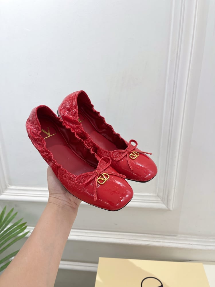 حذاء باليه مسطح من Valentino VT Bow باللون الأحمر
