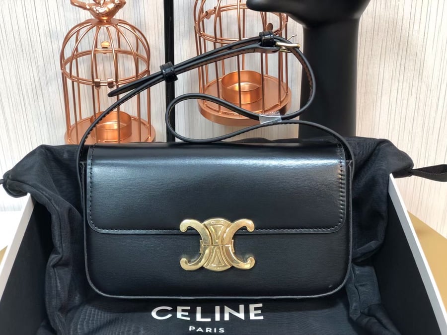 حقيبة كتف CELINE Triomphe من جلد البقر بشعار Arc de Triomphe بلون اسود