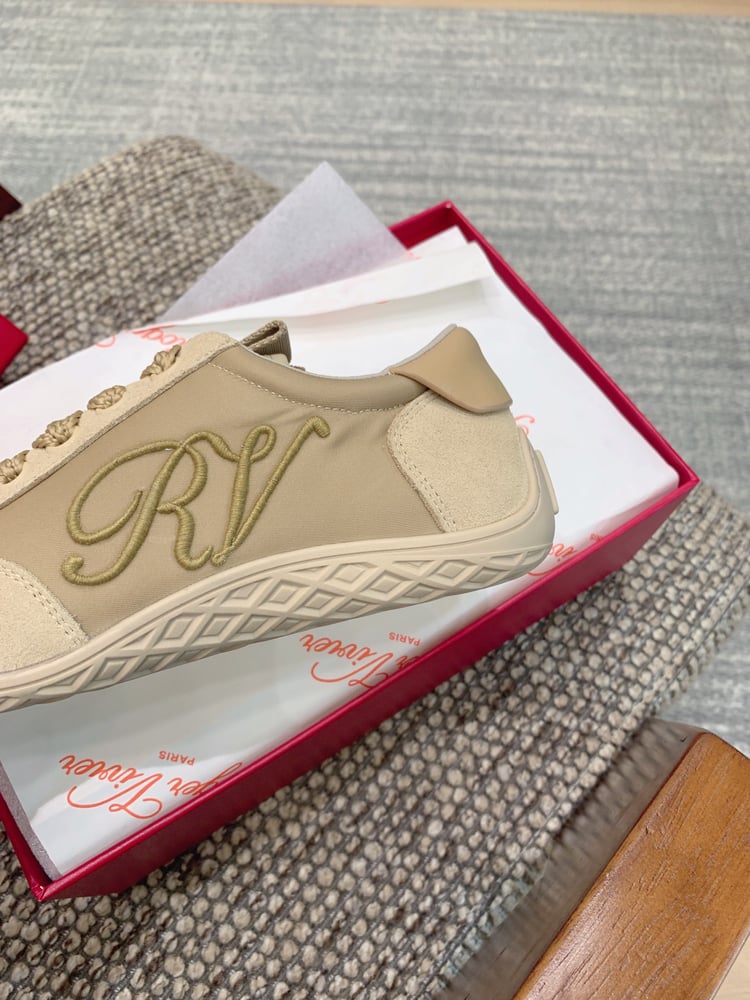 أحذية كاجوال جديدة من Roger Vivier