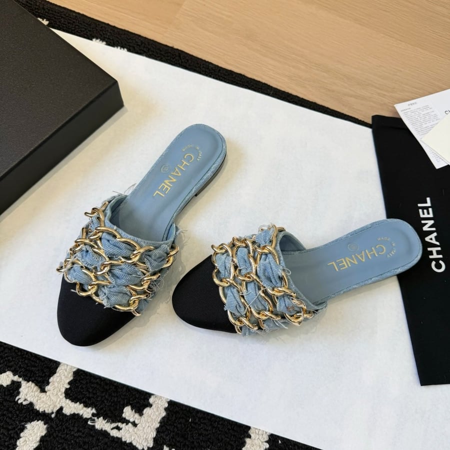 صندل شانيل مسطح بكعب عالٍ وسلسلة كبيرة