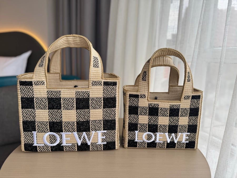 حقيبة تسوق من القش مطرزة بشعار Loewe