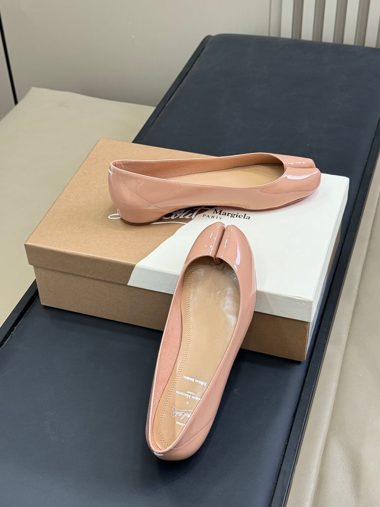 حذاء مسطح من Maison Margiela x Christian Louboutin Tabi باللون الوردي