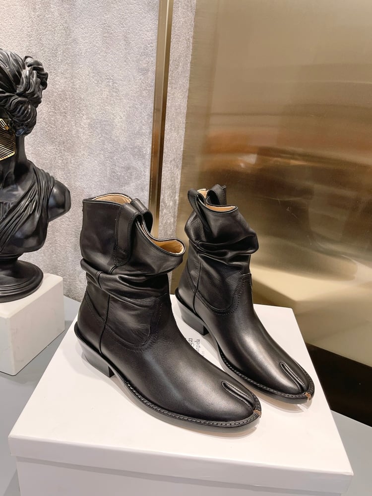 أحذية Martin Margiela ذات وبر مع تجاعيد طبيعية