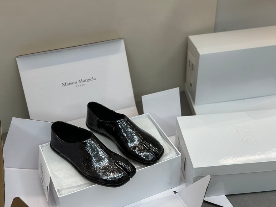 أحذية Maison Margiela MM6 ذات المقدمة المنفصلة بلون اسود