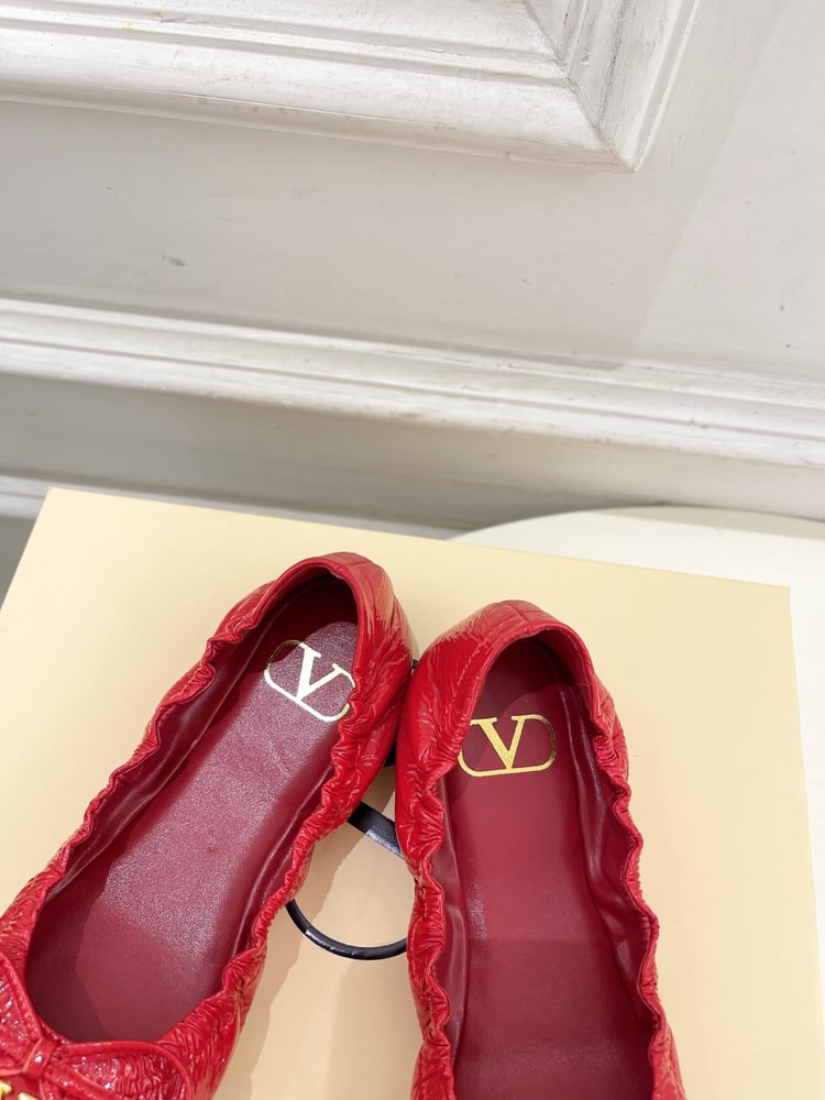 حذاء باليه مسطح من Valentino VT Bow باللون الأحمر
