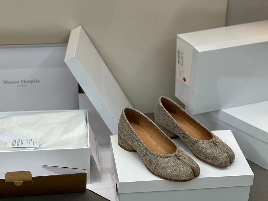 أحذية الباليه المسطحة ذات الكعب المتوسط ​​والمطوية من Maison Margiela بلون رمادي