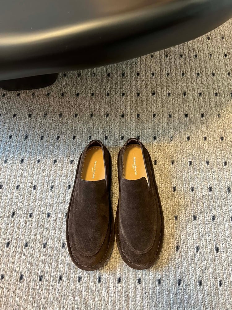 حذاء لوفرز من جلد الغزال من Maison Margiela باللون البني الداكن