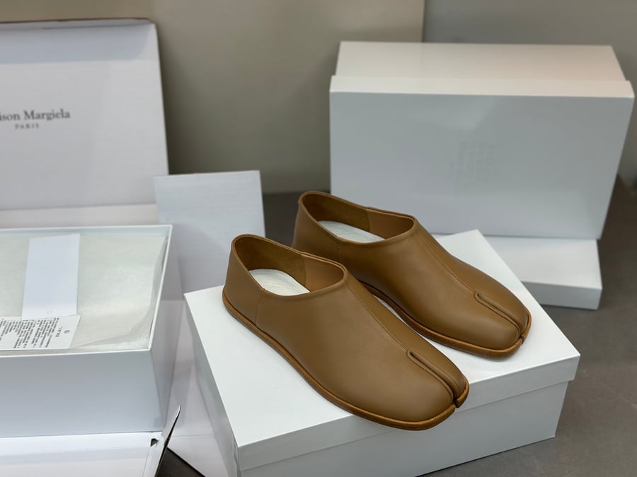 أحذية Maison Margiela MM6 ذات المقدمة المنفصلة بلون بني