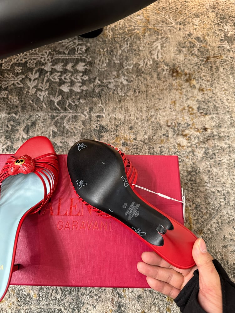 صندل جلدي من Valentino Garavani Royal Heart VLogo باللون الأحمر