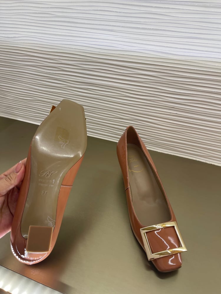 أحذيةً كلاسيكية مرصعة بألماس سواروفسكي من Roger Vivier