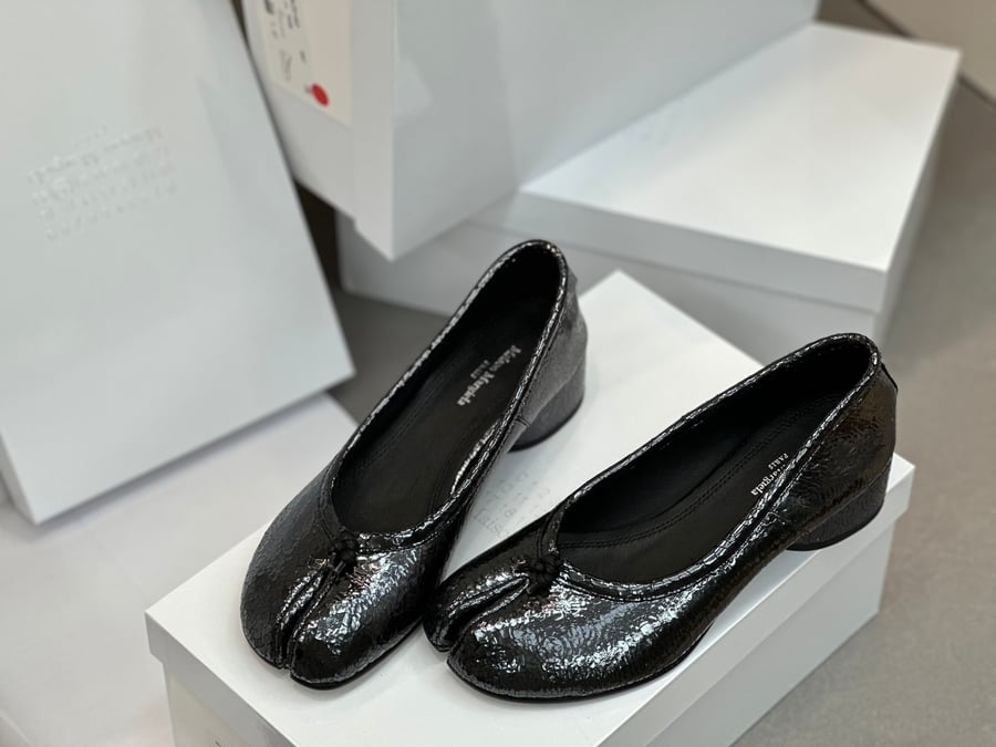 أحذية الباليه المسطحة ذات الكعب المتوسط ​​والمطوية من Maison Margiela بلون اسود