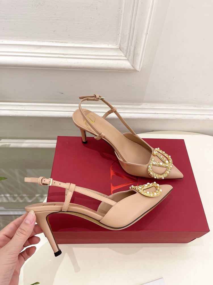 صندل فالنتينو بكعب عالٍ مع مشبك من اللؤلؤ باللون البيج
