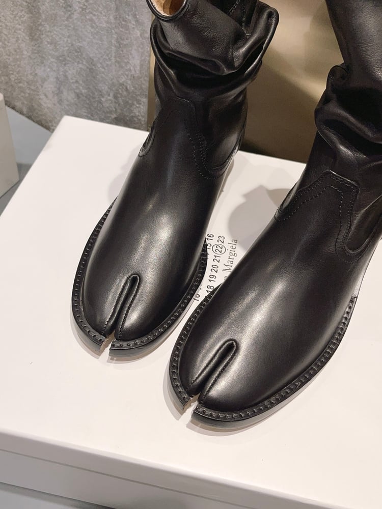 أحذية Martin Margiela ذات وبر مع تجاعيد طبيعية