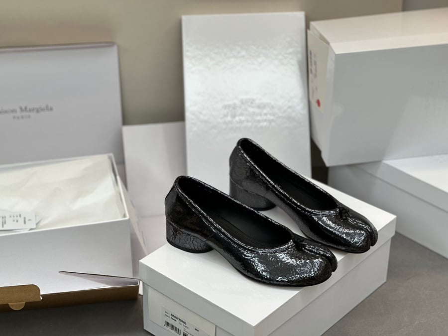أحذية الباليه المسطحة ذات الكعب المتوسط ​​والمطوية من Maison Margiela بلون اسود