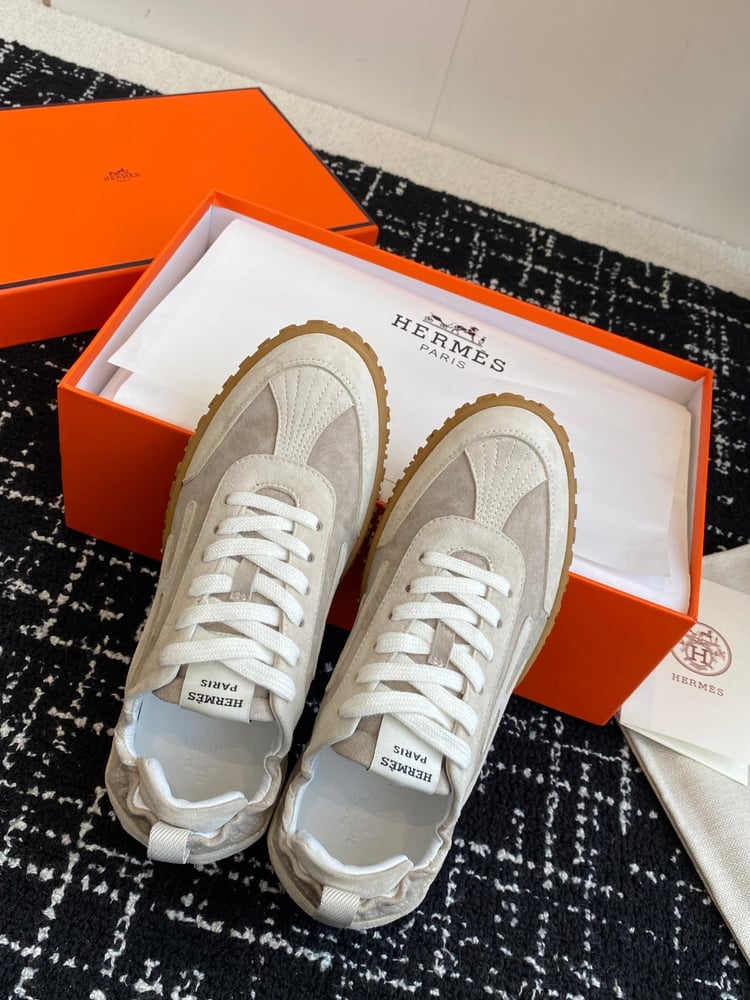 أحذية Jet Series الرياضية المصنوعة من جلد الغزال من Hermes بلون بيج فاتح\بني رمادي